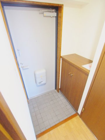 第8森本ビルの玄関