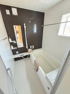【浴室】 | 安佐北区亀崎2（下深川駅）全2区画　NO2 | ゆったりした浴槽は、足を伸ばしてゆったり湯船につかることができます。
浴室換気乾燥機付きでカビ予防やヒートショック予防に安心です☆