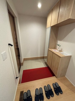 【玄関】 | 安佐北区亀崎2（下深川駅）全2区画　NO2 | 大容量のシューズボックスが設置された玄関☆家族の靴がスッキリ収納できます☆