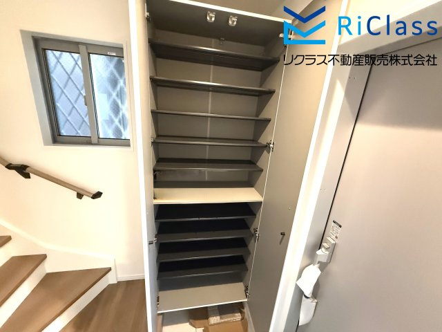 新築戸建　神戸市兵庫区金平町1丁目14の玄関|収納もある玄関です