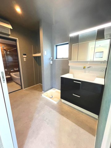 【完成予想図】 | 大阪市住吉区墨江　現状更地　建築条件無し売り土地 | 【同社施工例写真】
洗顔や手洗いはもちろん、シャンプーも行える多機能洗面台。収納力のある三面鏡を採用することで洗面台周りもスッキリした空間に♪