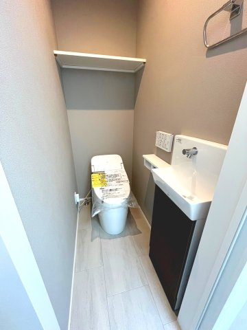 【完成予想図】 | 大阪市住吉区墨江　現状更地　建築条件無し売り土地 | 【同社施工例写真】
清潔感溢れるトイレ。落ち着いた空間で安らぎのひとときをお過ごしいただけます♪