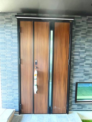 【完成予想図】 | 大阪市住吉区墨江　建築条件無し売り土地！　現状更地♪ | 【同社施工例写真】
明るく開放的なひろ～い玄関♪
おしゃれな玄関扉がお出迎えしてくれます！