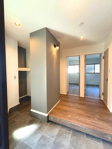 【完成予想図】 | 大阪市住吉区墨江　現状更地　建築条件無し売り土地 | 【同社施工例写真】
大型シューズインクローゼット♪
可動棚で収納も楽々♪
玄関人感センサー付き！