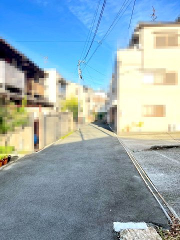 【前面道路含む現地写真】 | 大阪市住吉区墨江　建築条件無し売り土地！　現状更地♪ | 【現地写真】
・現状更地！お好きな工務店で建築出来ます♪
・間取りプラン例あり！
・前面道路（東方面）約4ｍ♪