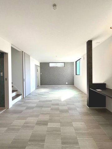 【完成予想図】 | 大阪市住吉区墨江　現状更地　建築条件無し売り土地 | 【同社施工例写真】
リビング・ダイニングは、シックでモダンな内装。落ち着いた雰囲気に包まれて、伸びやかな空間のなかで、ゆったりと家族団らんのひとときを過ごせます♪