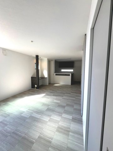 【完成予想図】 | 大阪市住吉区墨江　現状更地　建築条件無し売り土地 | 【同社施工例写真】
広々としたLDKがお部屋の中心。ご家族そろった楽しい時間が過ごせそうですね♪