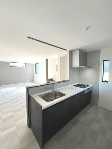 【完成予想図】 | 大阪市住吉区墨江　現状更地　建築条件無し売り土地 | 【同社施工例写真】
システムキッチン（カウンター）
食洗機＋浄水器標準仕様！