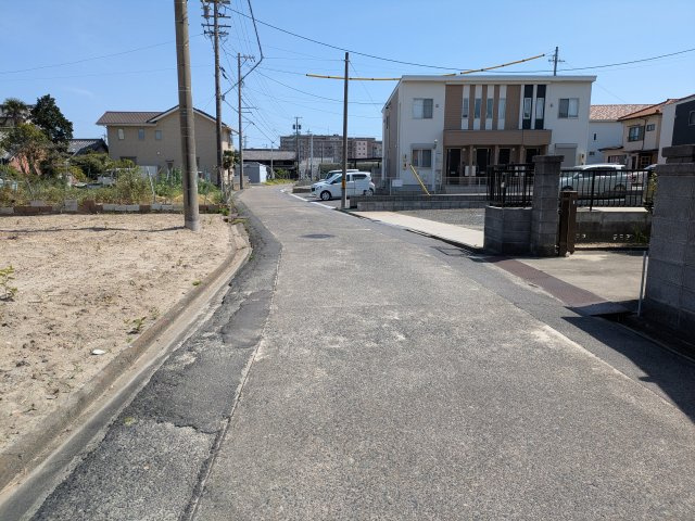 リーブルガーデン常滑市大和町　2号棟の前面道路含む現地写真|●○前面道路○●