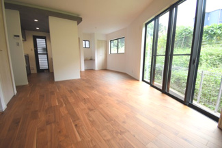 【居間・リビング】 | 安佐南区長束西1（安芸長束駅）全2区画　B棟 | 大きな窓が設置された17.5帖リビング☆
対面式のキッチンでリビングが見渡せるので、お子様やご家族の様子が見えて安心です♪