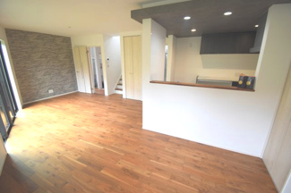 【居間・リビング】 | 安佐南区長束西1（安芸長束駅）全2区画　B棟 | 17帖リビング☆
対面式のキッチンでリビングが見渡せるので、お子様やご家族の様子が見えて安心です♪