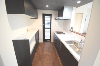 【キッチン】 | 安佐南区長束西1（安芸長束駅）全2区画　B棟 | 機能的なシステムキッチン☆都市ガス☆備え付けのカップボード付き☆