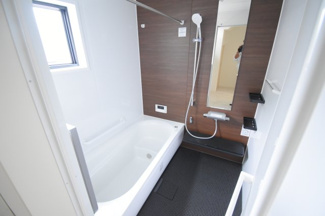 【浴室】 | 安佐南区長束西1（安芸長束駅）全2区画　B棟 | ゆったりした浴槽は、足を伸ばしてゆったり湯船につかることができます。
