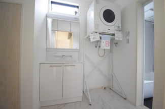 【独立洗面台】 | 安佐南区長束西1（安芸長束駅）全2区画　B棟 | 三面鏡付きの洗面台は、メイクもドライヤーも余裕のスペースです。
家庭衣類乾燥機設置済み☆