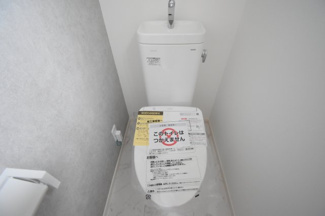 【トイレ】 | 安佐南区長束西1（安芸長束駅）全2区画　B棟 | シンプルなデザインはお掃除やしやすく衛生的。温水洗浄便座付き　トイレ×２
