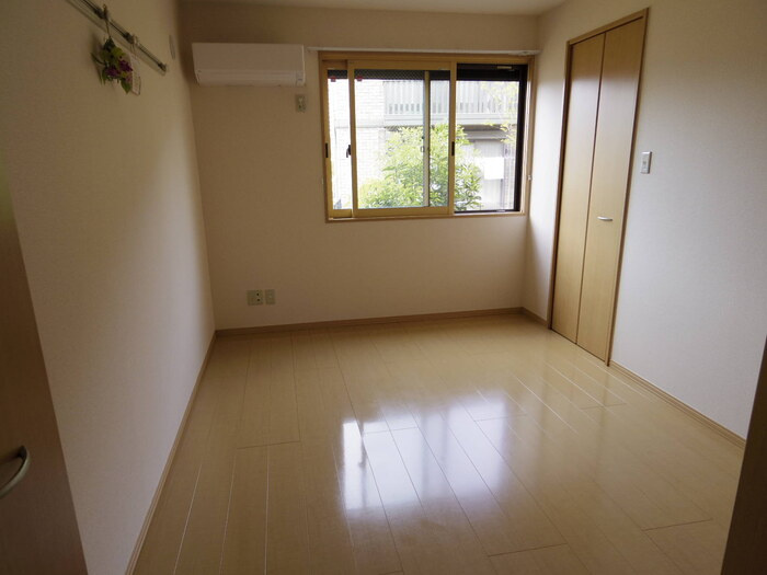 リビングタウンみどりのの寝室|洋室（エアコン・ハングバー付）