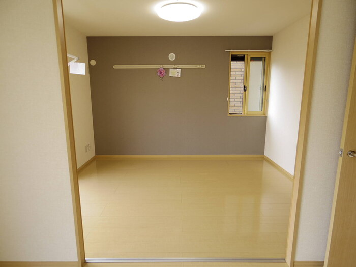 リビングタウンみどりのの寝室|洋室（室内物干し・ハングバー・LED照明付）