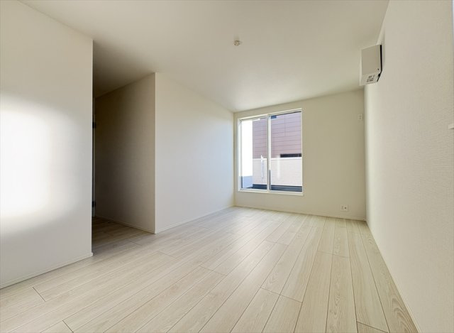 【外観】 | 志木市中宗岡3丁目　新築一戸建住宅　全1棟　(志木本店) | 洋室8.5帖／
2部屋から出入り可能なバルコニーは洗濯や布団干しにも便利です。