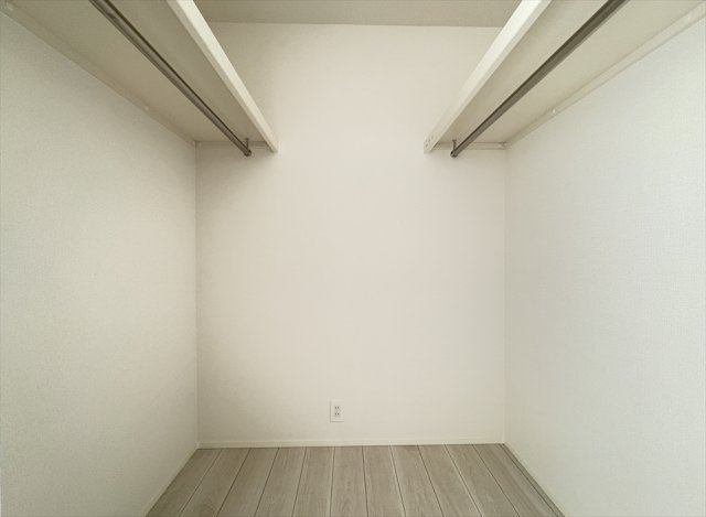 【収納】 | 志木市中宗岡3丁目　新築一戸建住宅　全1棟　(志木本店) | 湿気のこもりにくいオープンWICが2か所あるので衣類やシーズングッズもたっぷり収納できます。