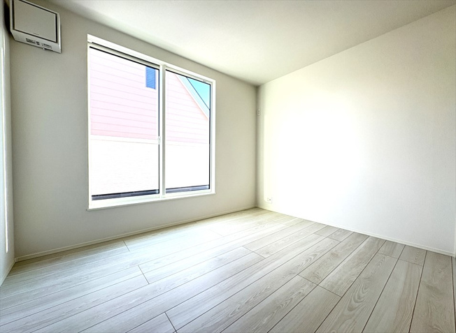 【洋室】 | 志木市中宗岡3丁目　新築一戸建住宅　全1棟　(志木本店) | 洋室5.4帖／
バルコニーに面した開放的な室内