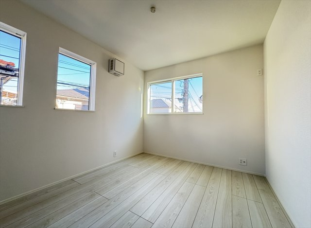 【洋室】 | 志木市中宗岡3丁目　新築一戸建住宅　全1棟　(志木本店) | 洋室5.2帖／
腰高窓は家具の配置がしやすいのでレイアウトもお楽しみいただけます。