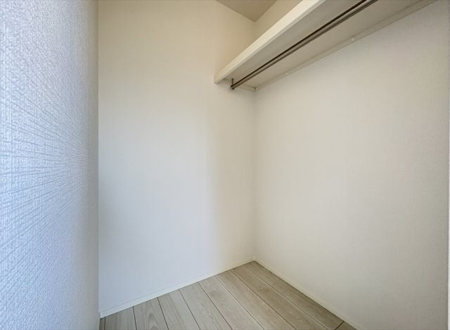 【収納】 | 志木市中宗岡3丁目　新築一戸建住宅　全1棟　(志木本店) | オープン型のウォークインクローゼットは扉開閉分のスペースも不要で、さらに湿気がこもりにくく衣類や革製品などの保管も安心。