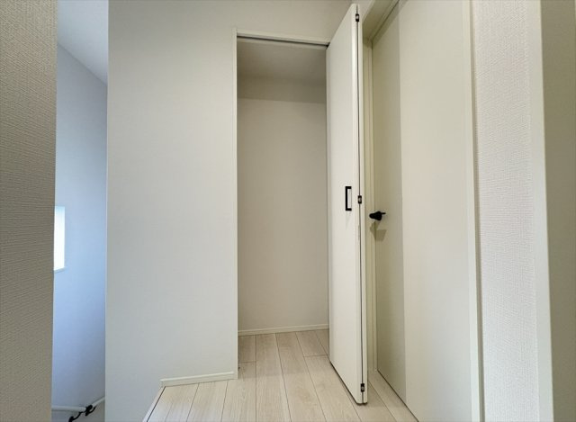 【収納】 | 志木市中宗岡3丁目　新築一戸建住宅　全1棟　(志木本店) | 2階ホール収納は季節家電やアウトドア用品など普段使わない物をまとめて保管するのに便利です。