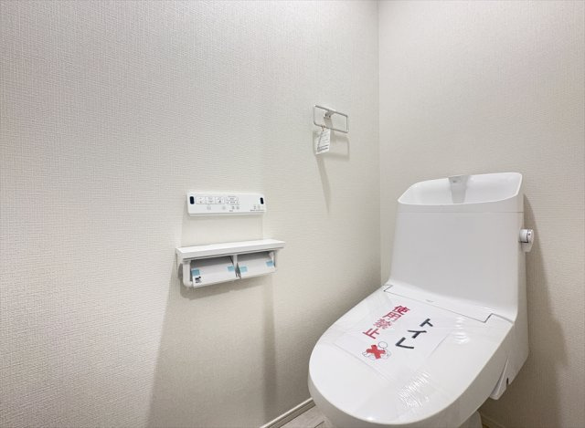 【トイレ】 | 志木市中宗岡3丁目　新築一戸建住宅　全1棟　(志木本店) | 家族を感染症から守る温水洗浄便座を完備。