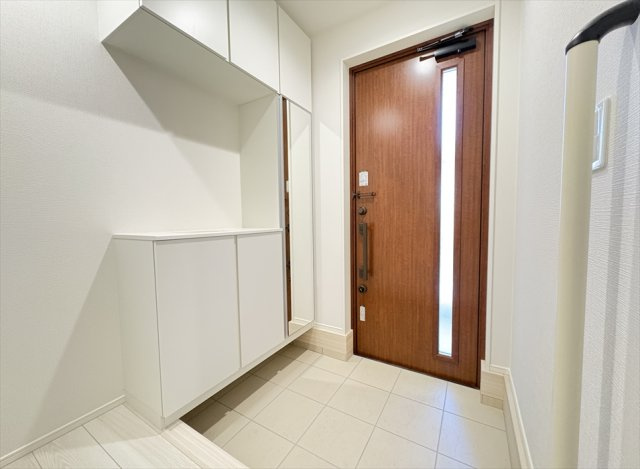 【玄関】 | 志木市中宗岡3丁目　新築一戸建住宅　全1棟　(志木本店) | 玄関と洗面所が近いので帰宅後の手洗い・うがいの習慣が身につきやすく子育てにも便利です。