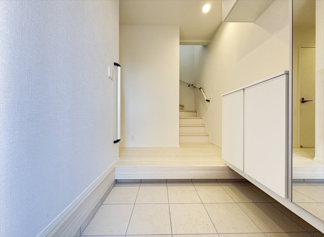 【玄関】 | 志木市中宗岡3丁目　新築一戸建住宅　全1棟　(志木本店) | 玄関から室内が見えないので来客時にプライバシーも保てます。
お出かけ前の身だしなみチェックにも便利な鏡面付きのシューズボックス。