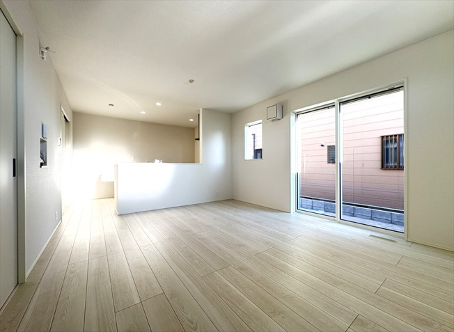 【居間・リビング】 | 志木市中宗岡3丁目　新築一戸建住宅　全1棟　(志木本店) | 独立型のLDKは、リビングを通らずに洗面所・バスルームに行けるので来客時でも人目を気にせず家事ができます。