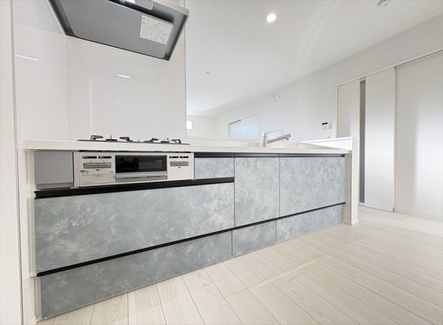 【キッチン】 | 志木市中宗岡3丁目　新築一戸建住宅　全1棟　(志木本店) | リビング全体が見渡せる対面キッチン。奥に入ってる物もサッと取り出しやすいスライド収納は奥まで一目で確認できるので調味料などの在庫管理にも便利です。