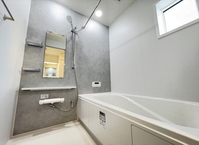 【浴室】 | 志木市中宗岡3丁目　新築一戸建住宅　全1棟　(志木本店) | ゆったり一坪タイプのユニットバス。浴室乾燥機が付いているので雨天の洗濯はもちろん、浴室内のカビの発生も防げるので衛生面も安心です。