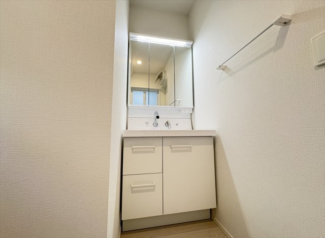 【独立洗面台】 | 志木市中宗岡3丁目　新築一戸建住宅　全1棟　(志木本店) | 水栓の根元に水が溜まりにくい洗面化粧台。三面鏡洗面化粧台は収納部分を鏡が隠してくれるのでスッキリした空間を維持できます。
