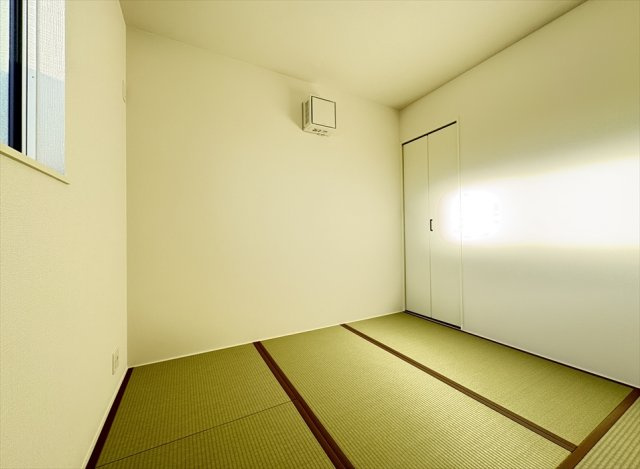 【和室】 | 志木市中宗岡3丁目　新築一戸建住宅　全1棟　(志木本店) | 足を延ばしてのんびりできる和室はリビングと続き間になっており、キッズスペースとしても便利です。