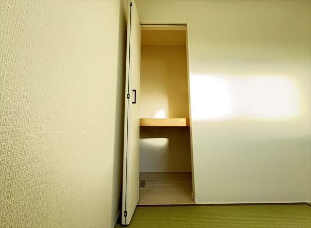 【収納】 | 志木市中宗岡3丁目　新築一戸建住宅　全1棟　(志木本店) | ティッシュ類やおむつなど嵩張る消耗品の保管にも便利な和室収納。
