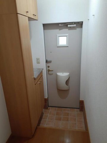合志市須屋のアパートの玄関|明るい玄関です