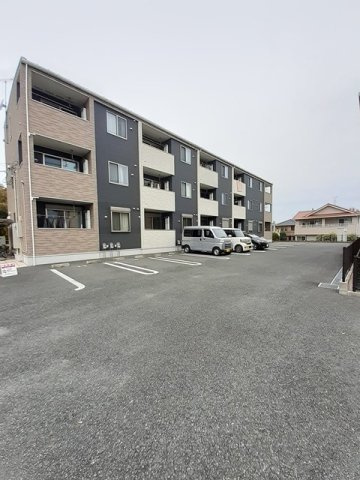 Ｖｅｒｄｅ　Ｃｏｌｌｉｎａの駐車場|駐車場があるので、車を買う予定の方も安心です