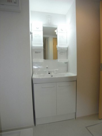 Ｖｅｒｄｅ　Ｃｏｌｌｉｎａの洗面所|ゆったりとスペースのある洗面所