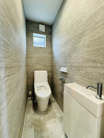 Dwell with Design｜鎌倉の機能美住宅のトイレ