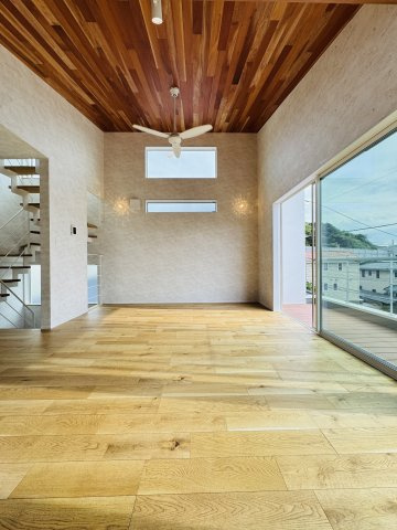 Dwell with Design｜鎌倉の機能美住宅の居間・リビング
