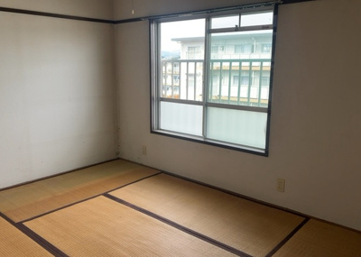 【洋室】 | 大沢団地７号棟 | 洋室のメリットは重い家具が置きやすく、身の回りが整理しやすいことです。 床がフローリングのため畳とは異なり凹みにくいです。 クローゼットなど収納が豊富で、普段使わない旅行カバンや服の整頓も簡単にです。