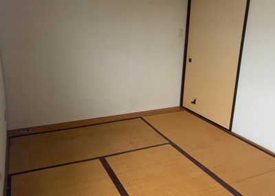 【寝室】 | 大沢団地７号棟 | 寝室でゆっくりと過ごすためにはベッド周りの適度な空間を担保することや窓の位置、照明の明るさ、寝室の広さなどを考える必要があります。自身や家族の構成とライフスタイルに併せて寝室にする部屋を選びましょう！