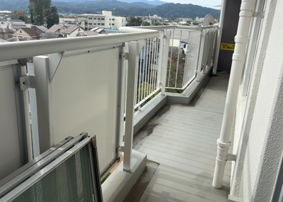 【バルコニー】 | 大沢団地７号棟 | バルコニーは、室外の専用スペースのうち、「屋根がなく開放された空間」であるものを指します。ベランダより広いタイプのものが多く、日当たりもよいため家庭菜園などを楽しみたい人にとって適した環境となります。