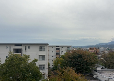 【展望】 | 大沢団地７号棟 | 眺望の良さを楽しめるダイニングキッチンで家族団らんの時間を過ごしてはいかがでしょうか。バルコニーから見える景色を家族で眺める時間は、時間が経つのを忘れてしまいそうですね。是非、現地を見に行きましょう！