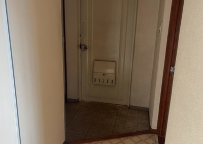 【玄関】 | 大沢団地７号棟 | 玄関は家の顔でもあり、家族以外の目にも止まる場所です。玄関は外との間を仕切る扉、靴などをしまっておく収納スペース、靴脱ぎのたたきスペース、来客とのやり取りをするドアホンなど複数のアイテムからなります。