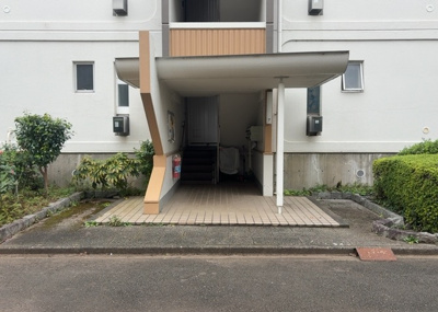 【エントランス】 | 大沢団地７号棟 | マンションのエントランスには、もともと風よけや防犯の役割がありますが、マンションによって宅配ボックスなどの設備が備わっている所もあります。日々の生活をイメージしながら生活しやすさをチェックしましょう。