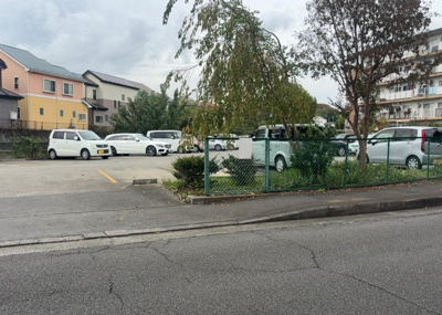 【駐車場】 | 大沢団地７号棟 | 車一台あたりに必要なスペースは、標準サイズの普通自動車で横幅2m50cm、長さ5mは必要になります。ただし、乗降のことも考慮して横幅3m30cm、長さ5m50cmほどは確保できるところを選びましょう。