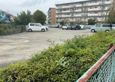 【駐車場】 | 大沢団地７号棟 | 駐車場と明記されていても、最小スペースでつくられた駐車場だと大型車は駐車できなかったり、出入りしにくくなったりする可能性があります。お車のサイズと購入したい物件の駐車場のサイズを現地で確認しましょう。