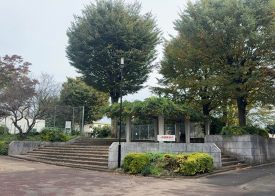 【庭】 | 大沢団地７号棟 | 物件によっては、入居者が個人的に使用できる専用庭がついているものもあります。また、住宅の中にある土間の部分を庭と呼ぶこともあります。庭の用途は住む人によって変わり、それによってデザインもさまざまです。